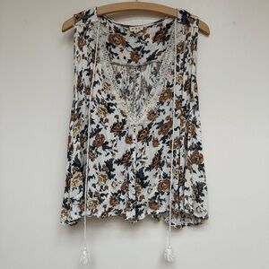POL Floral V-Neck Blouse with Lace Detail